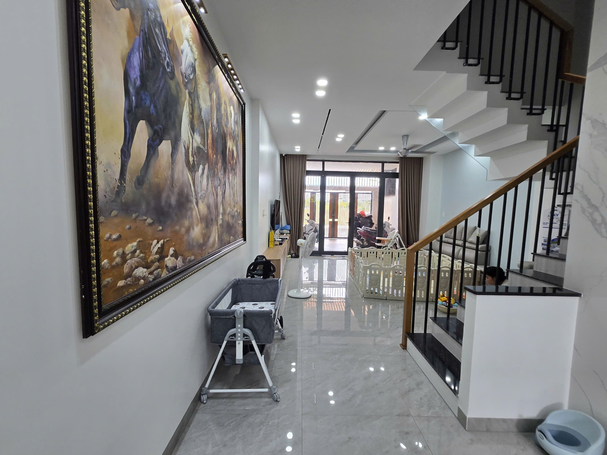 Bán nhà mới đường T9, KĐT An Bình Tân, ngôi nhà xây dựng tâm huyết, rộng rãi, thoáng mát, đầy đủ nội thất gỗ An Cường và đồ điện, có thang máy to rộng, tải trọng 450kg có 4 điểm dừng