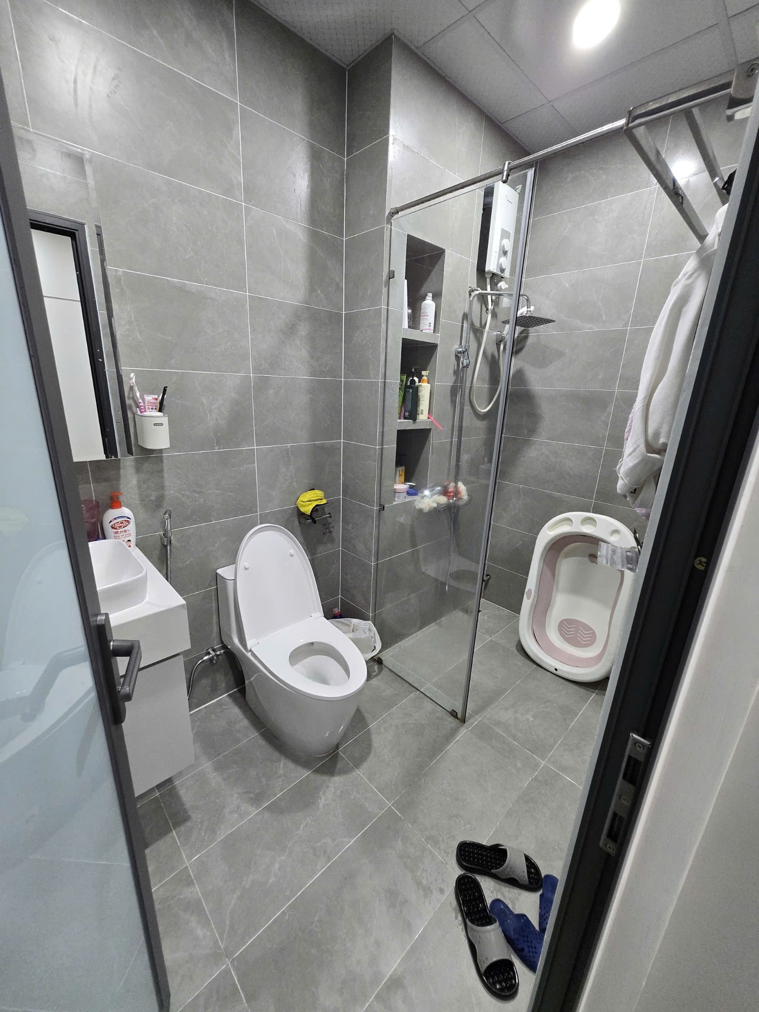 Bán nhà mới đường T9, KĐT An Bình Tân, ngôi nhà xây dựng tâm huyết, rộng rãi, thoáng mát, đầy đủ nội thất gỗ An Cường và đồ điện, có thang máy to rộng, tải trọng 450kg có 4 điểm dừng