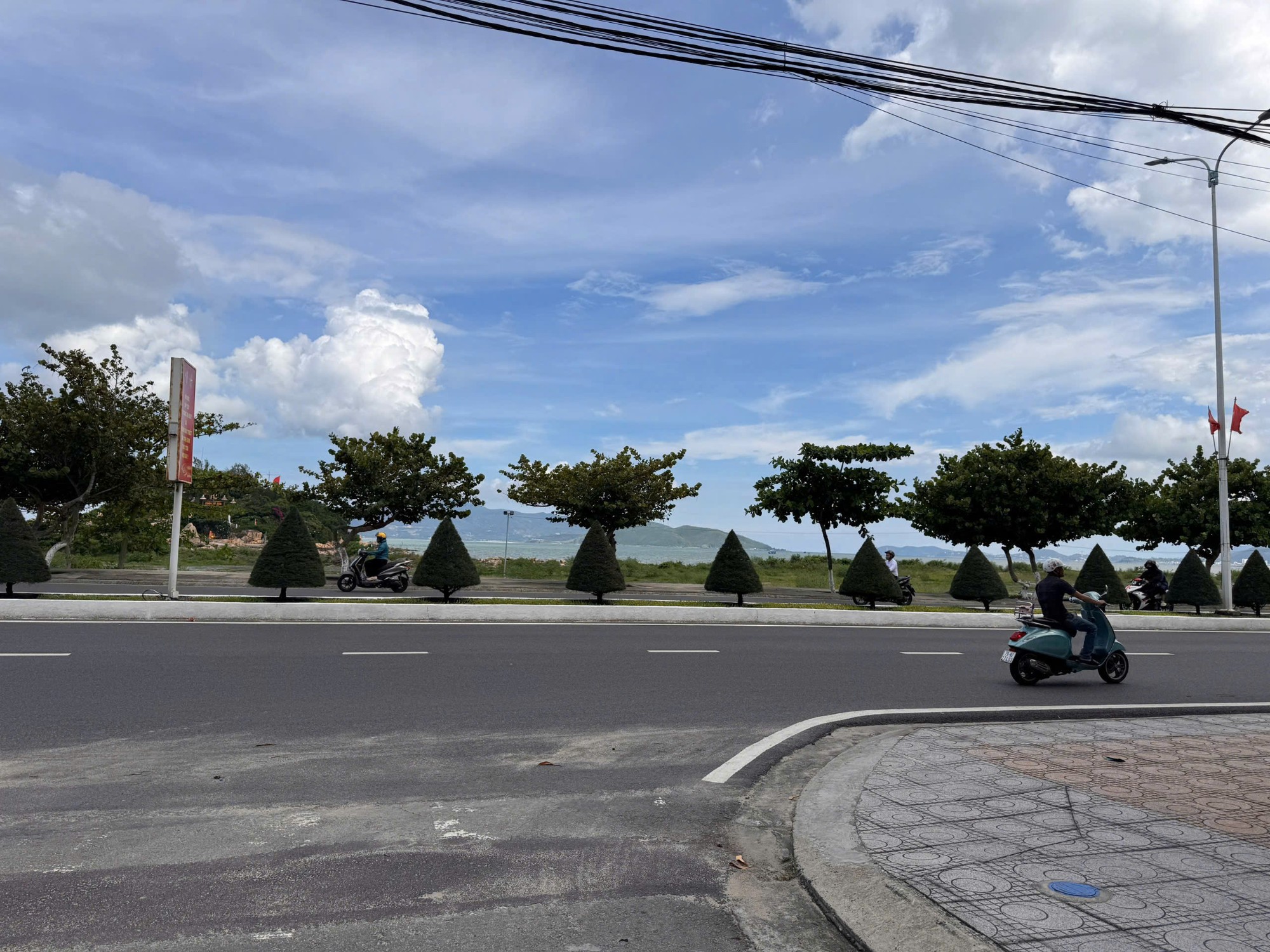 BÁN NHÀ 2 TẦNG MẶT TIỀN VIEW BIỂN TRẦN PHÚ